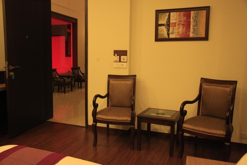 Indiyaah Inn Gurgaon Phòng bức ảnh